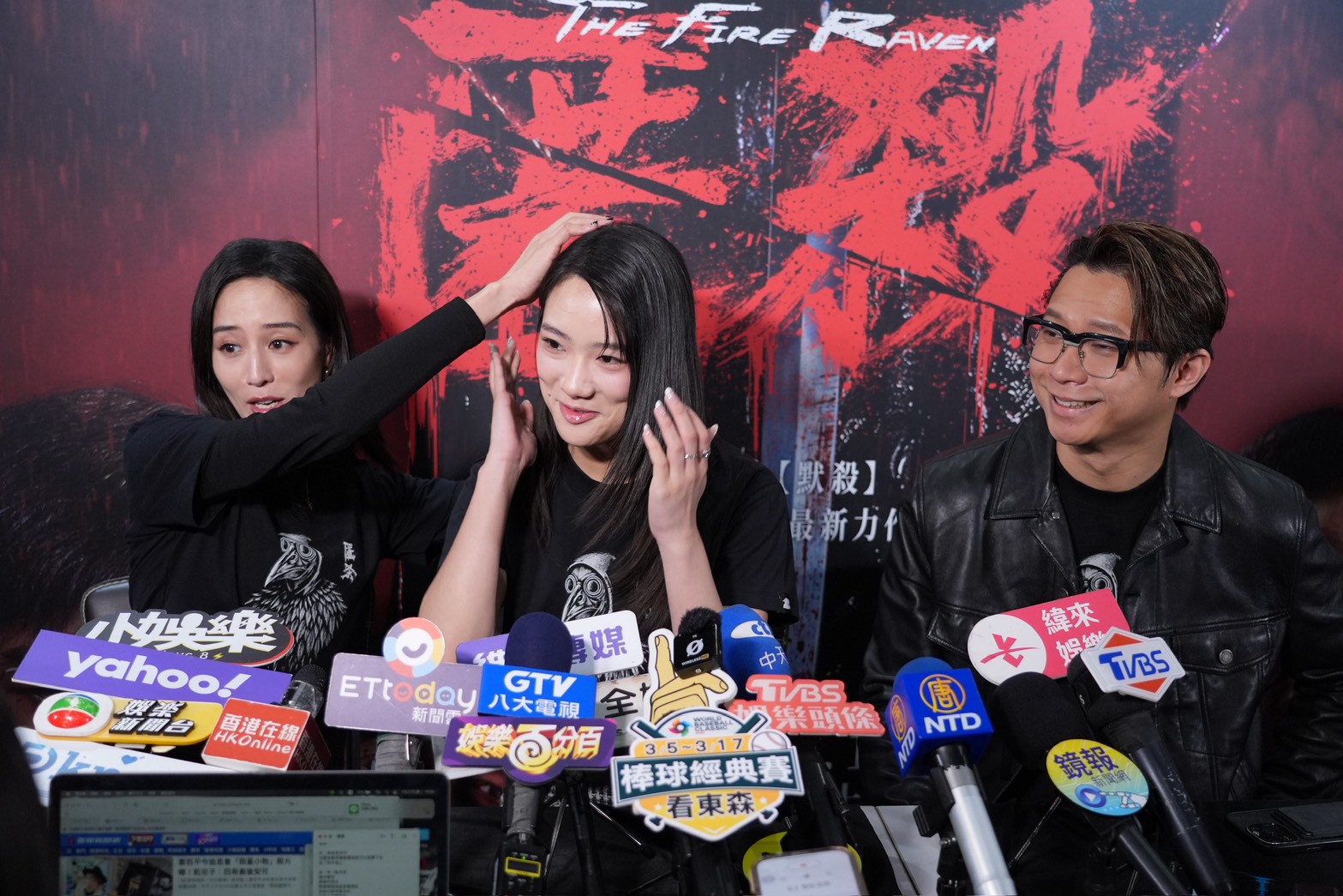 張鈞甯（左）重現當時打到侯詠薰的頭。（圖／記者許方正攝）