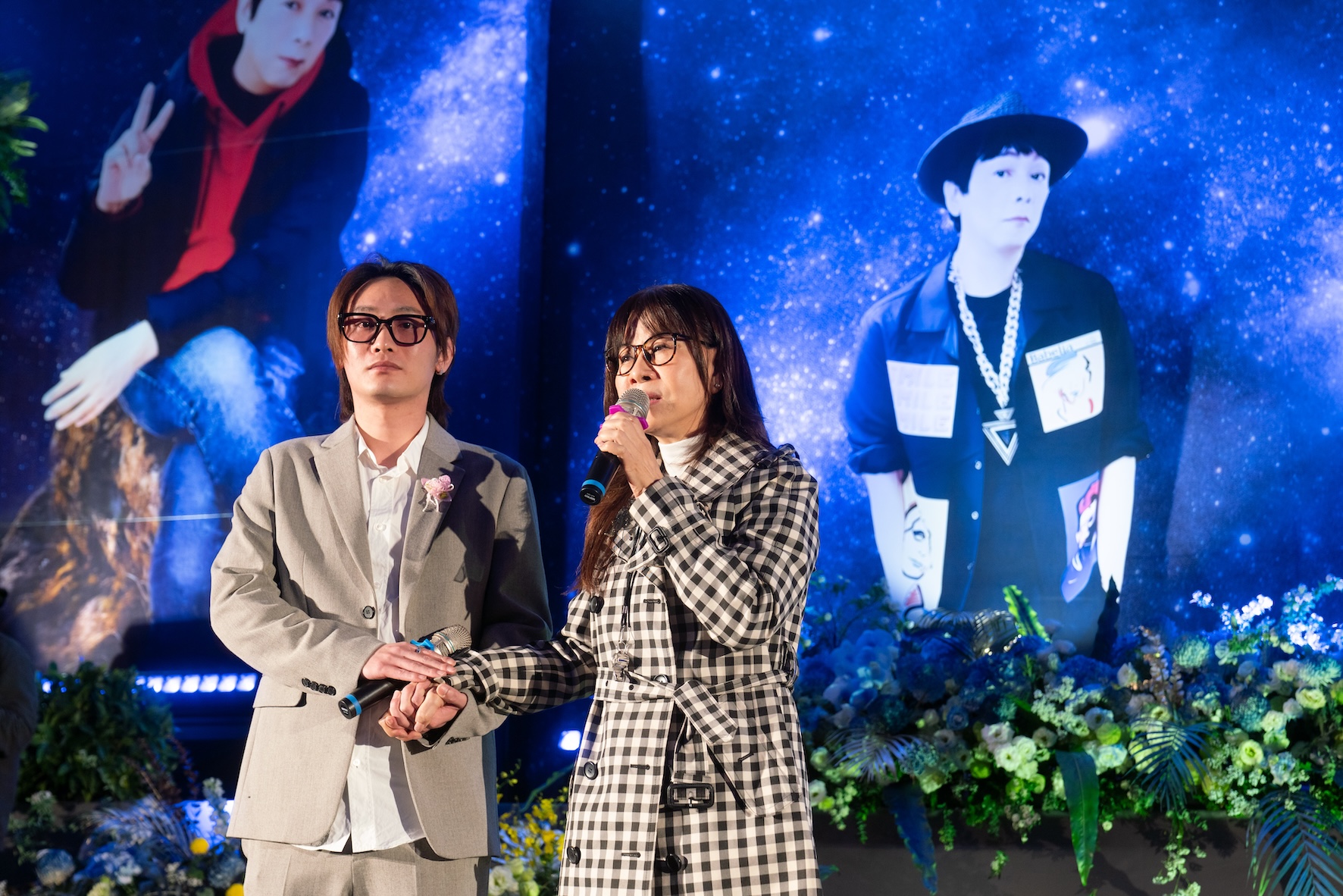 曹西平舉行告別式，龍千玉在台上致詞時難掩悲痛。（圖／冬瓜行旅提供）