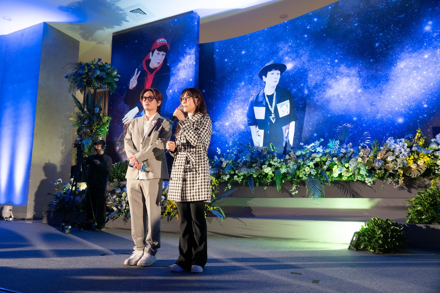 曹西平舉行告別式，龍千玉在台上致詞時難掩悲痛。（圖／冬瓜行旅提供）