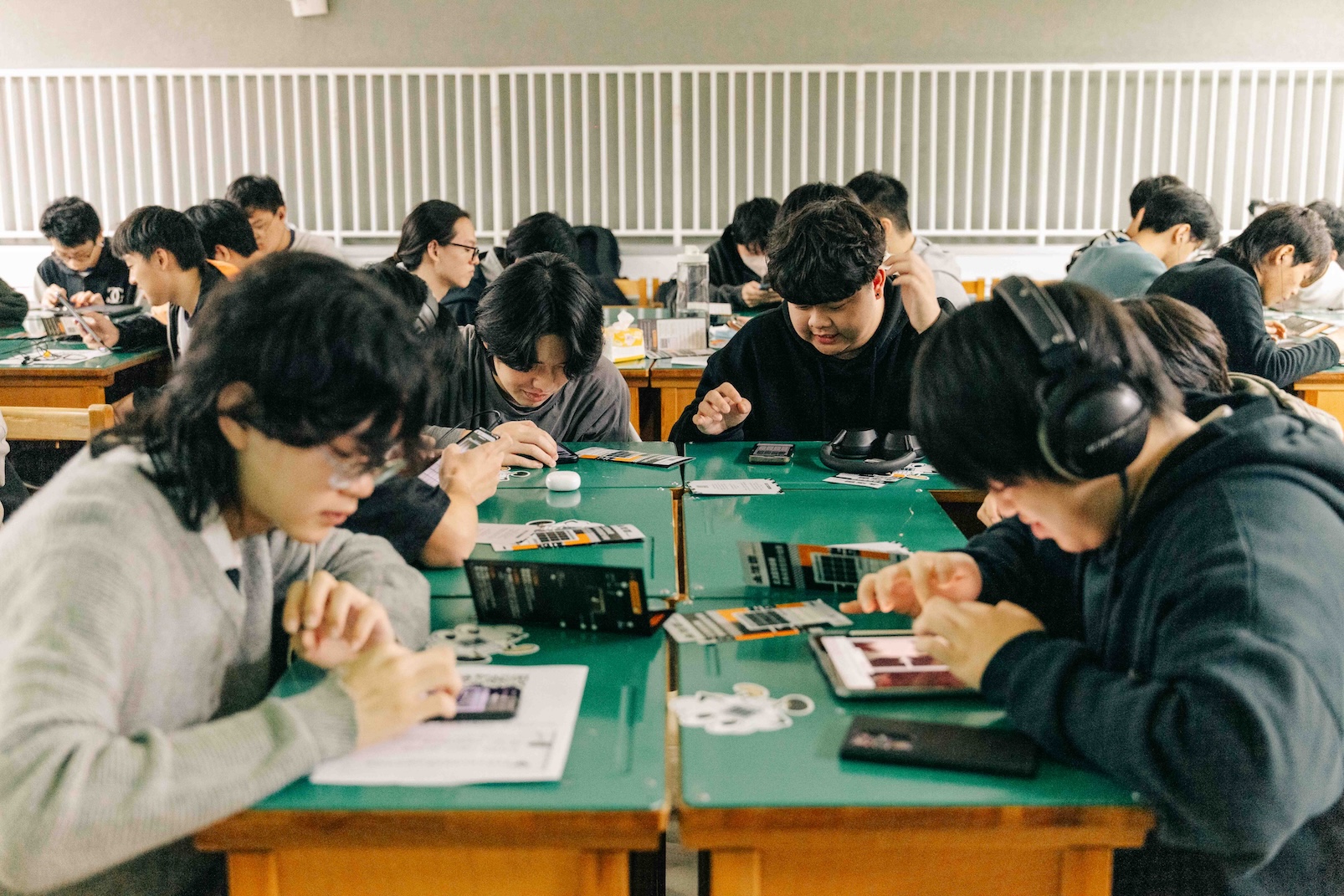 成功高中學生在課堂上使用取樣機編曲並聆聽成果。（圖／北流提供）