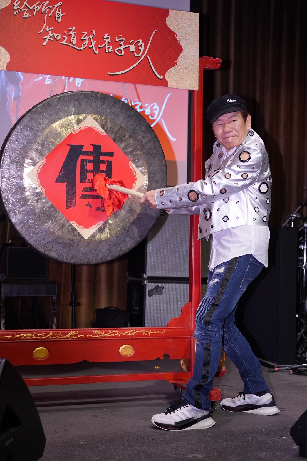 趙傳敲響鑼鼓!(圖/記者許方正攝)