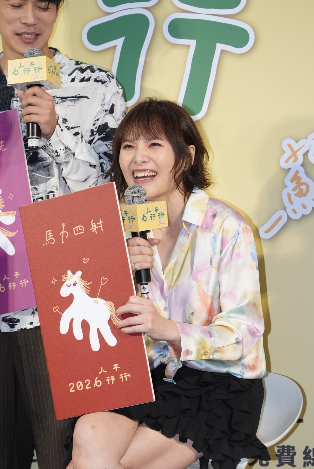 馨儀身體不適,嘔吐完後坐著受訪。(圖/記者陳明中攝)