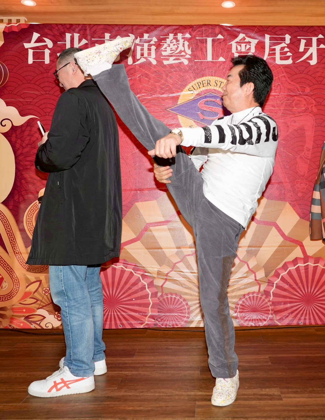 高群筋骨很軟Q。(圖/記者陳明中攝)