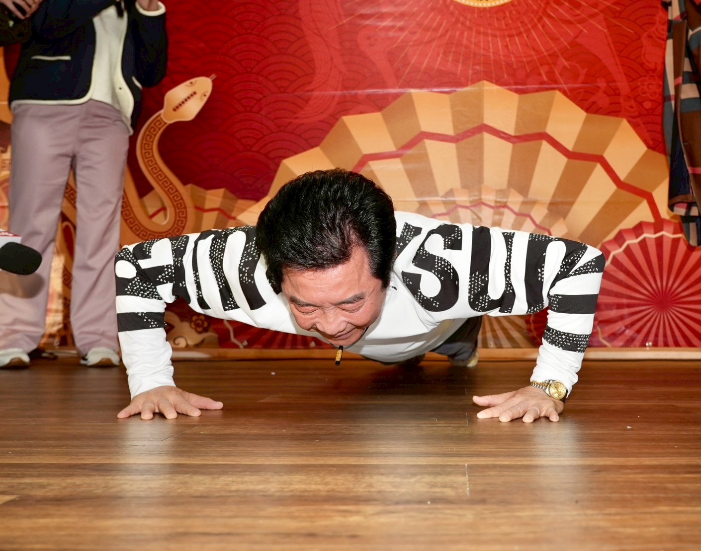 有腹肌的高群現場伏地挺身,隨便就能五下。(圖/記者陳明中攝)