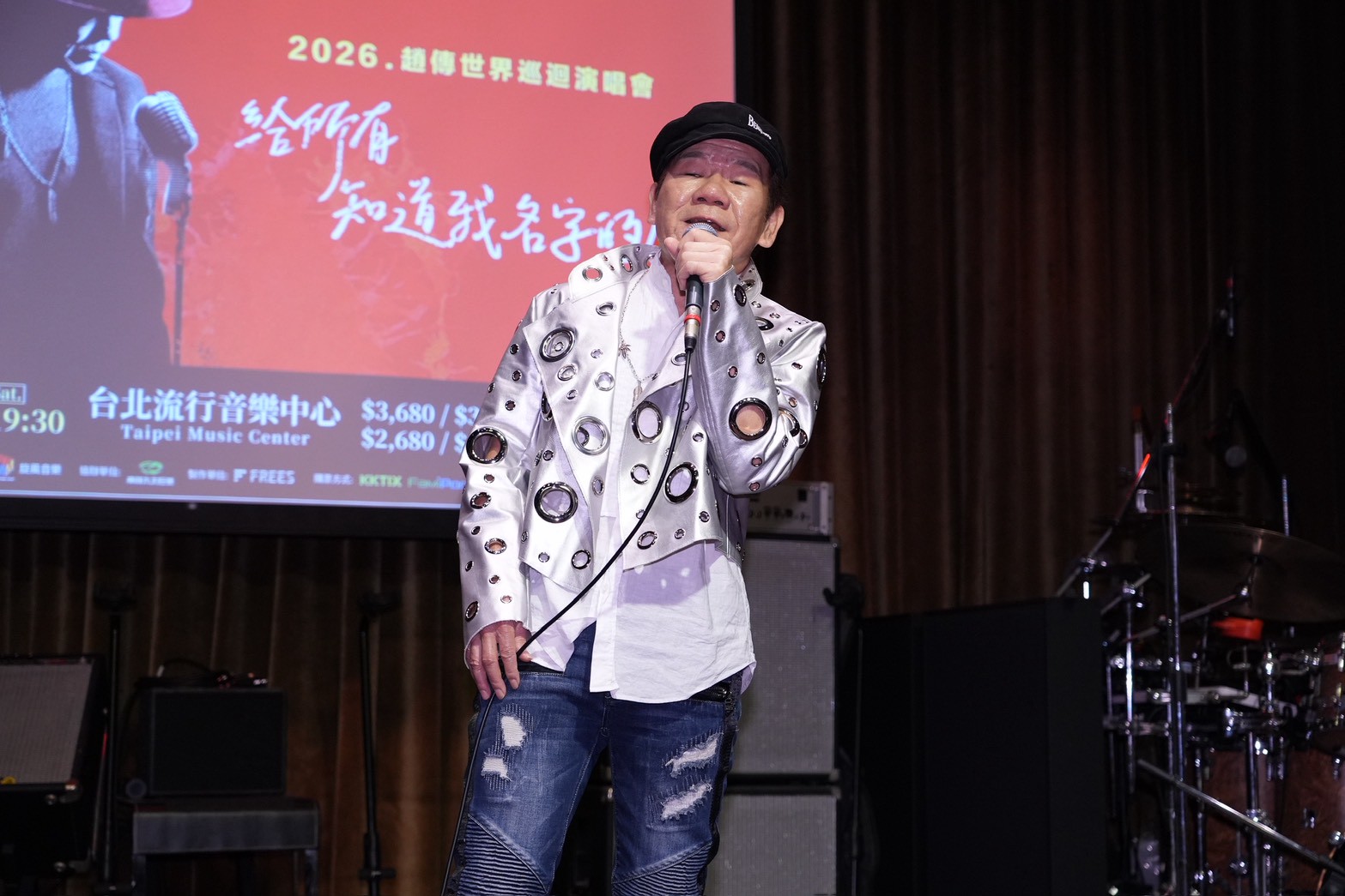 趙傳練唱不偷懶。(圖/記者許方正攝)