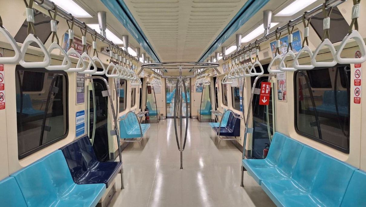 老翁不滿外籍男子坐在優先席，質問對方是否懷孕，並要求提供醫療證明。（圖／翻攝自台北捷運 Metro Taipei臉書）