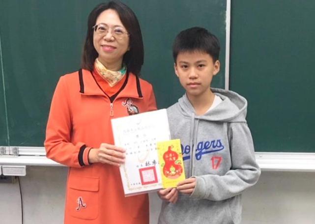 鳳山國中生江詠恩肉身護身障過馬路。（圖／翻攝畫面）