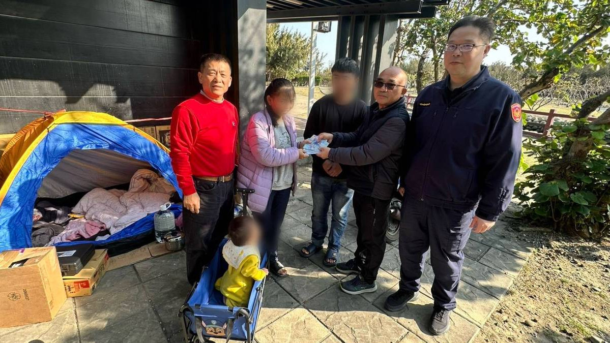 台中有一家3口被房東趕出門，只好暫時搭帳篷睡公園。（圖／大甲警分局提供）