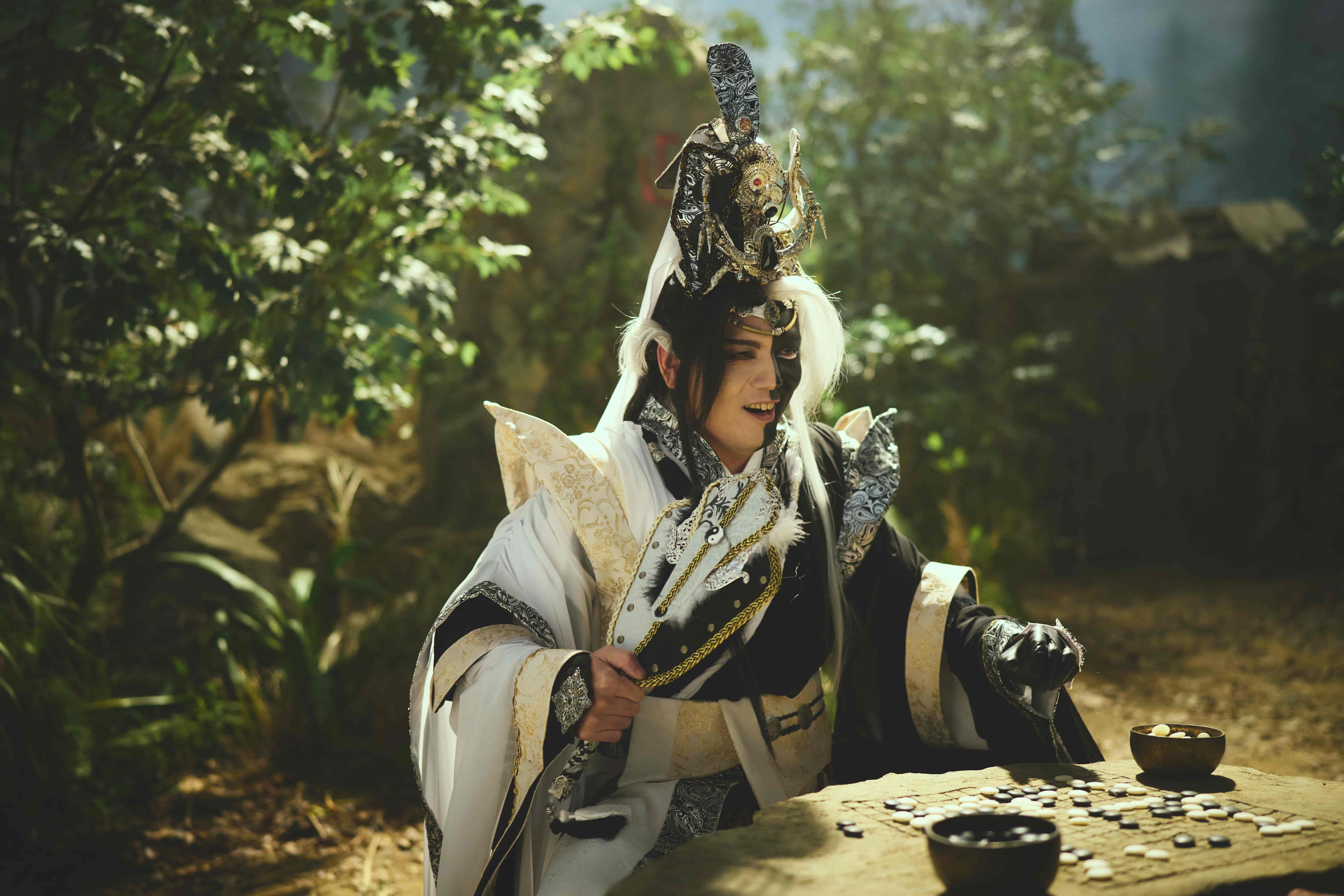 玖壹壹成員春風在《功夫》中飾演黑白郎君，爆笑台詞數度笑場。（圖／麻吉砥加提供）