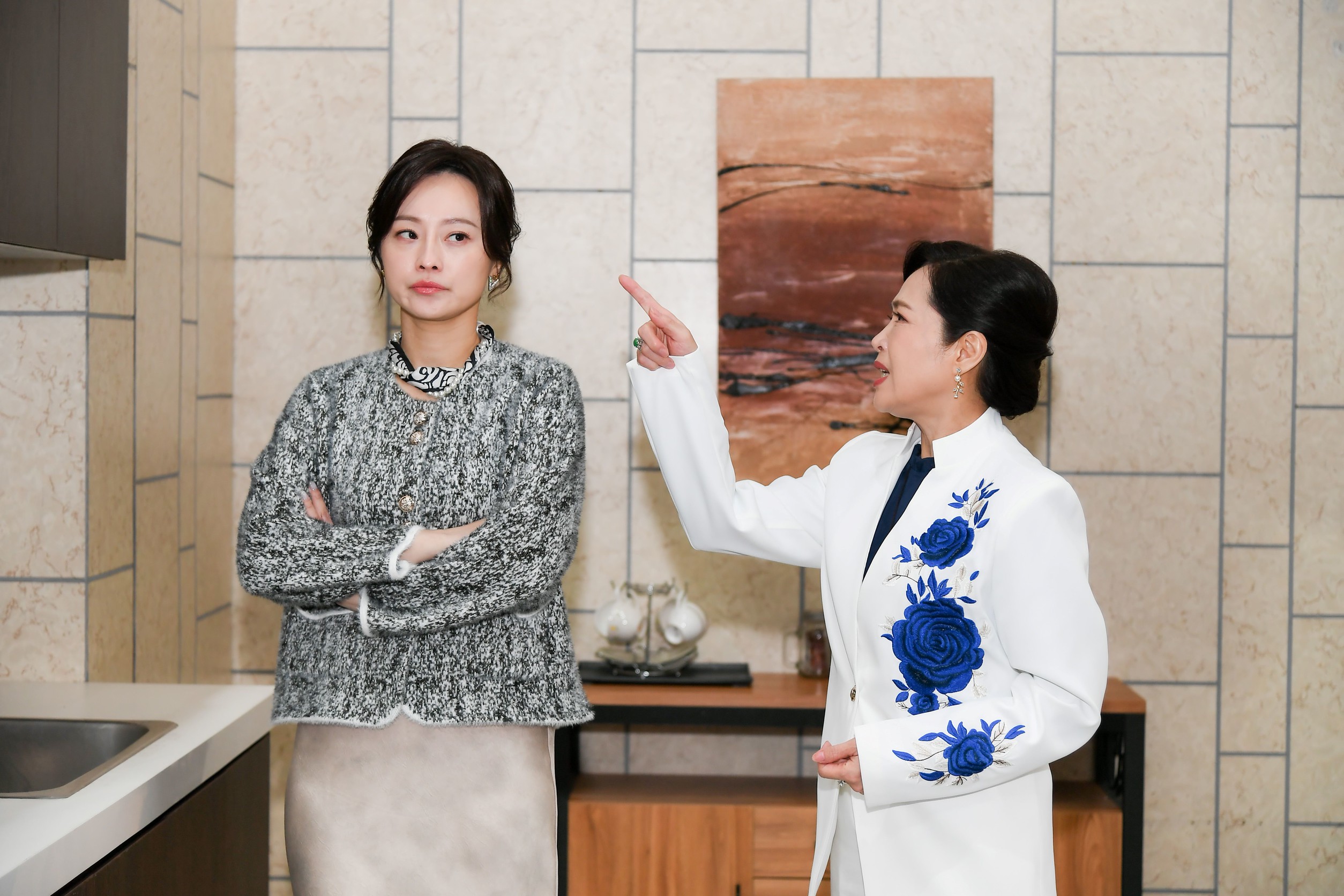 林秀玲劇中飾演惡婆婆，看不起媳婦陳小菁酒店出身。（圖／三立提供）