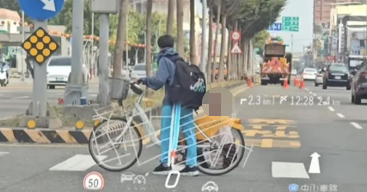 高雄鳳山國中生護送身障過馬路。（圖／翻攝Threads）