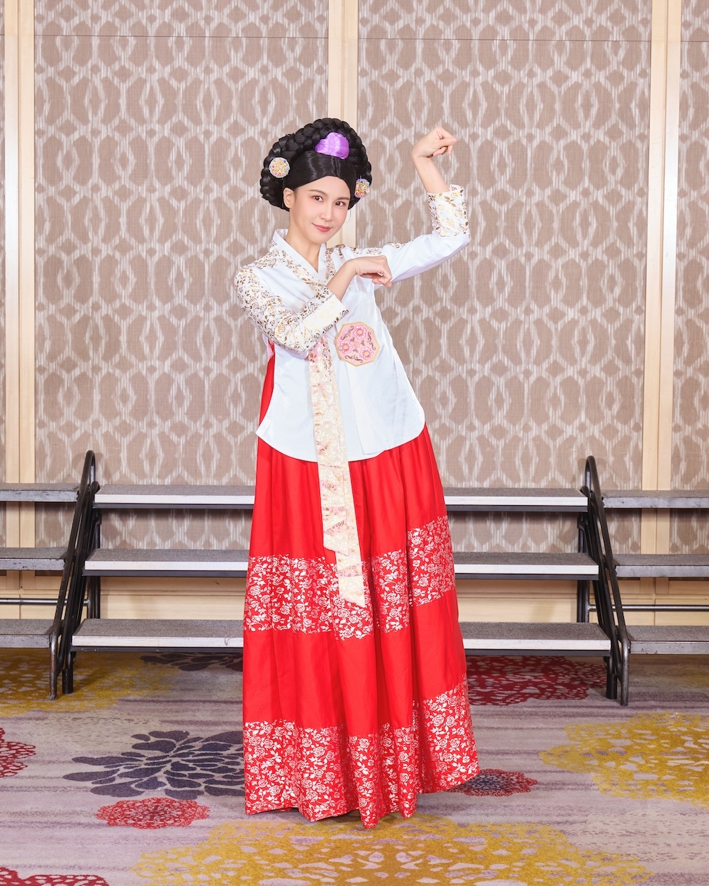 曾沛慈很認真裝扮。(圖/華研國際提供)