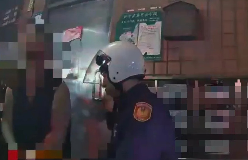 蘆洲一名男子與前妻起口角，竟持鋸子和榔頭砍人。（圖／翻攝畫面）