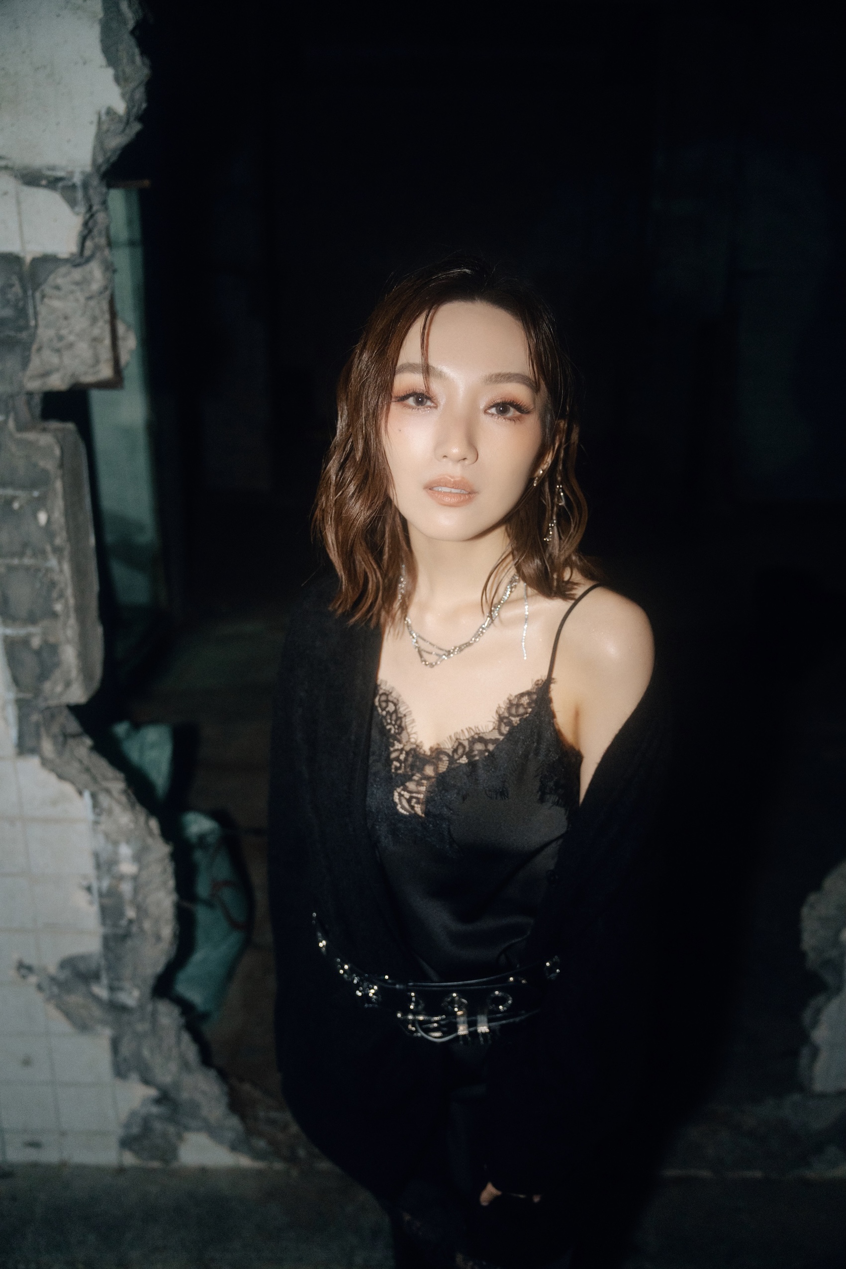 閻奕格去年自組公司，推出格式化全新單曲〈戒不掉你的愛〉。（圖／索尼音樂提供）