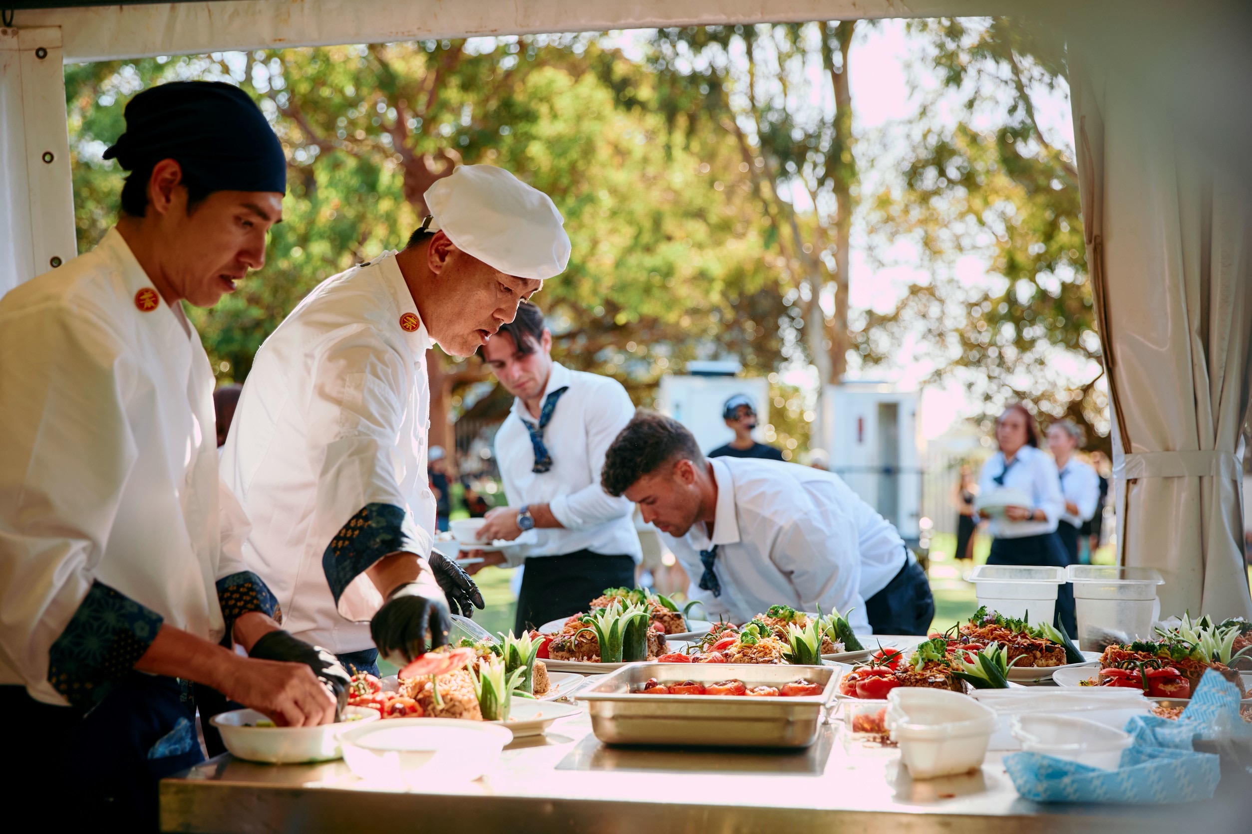 藍正龍（左）此行最開心的事，莫過於終於如願以償拜師學藝，成為阿男師的徒弟。（圖／三立提供）
