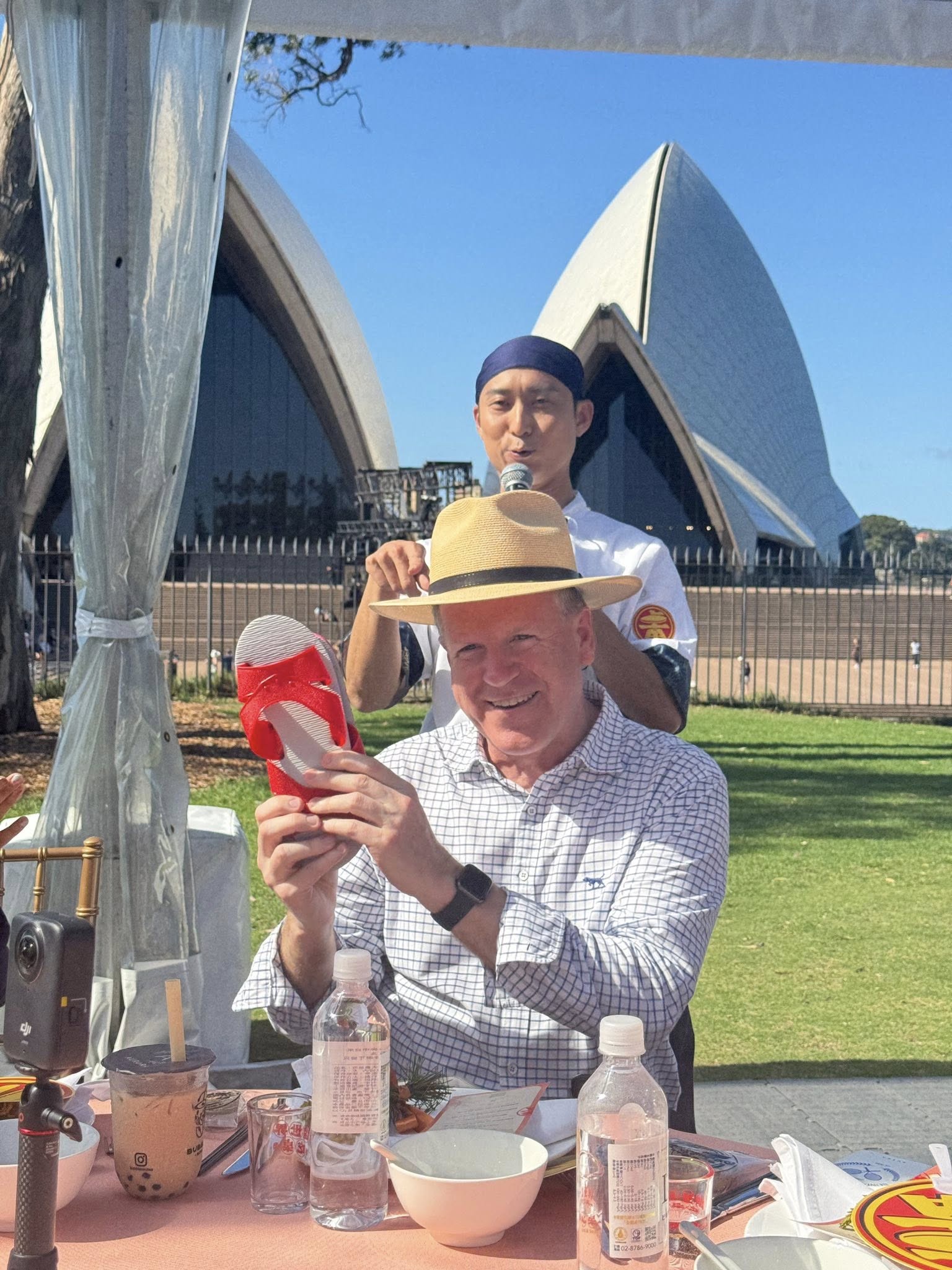 浩子為了在雪梨歌劇院用英文主持尾牙，每天收工回家後仍挑燈夜戰苦讀。（圖／三立提供）