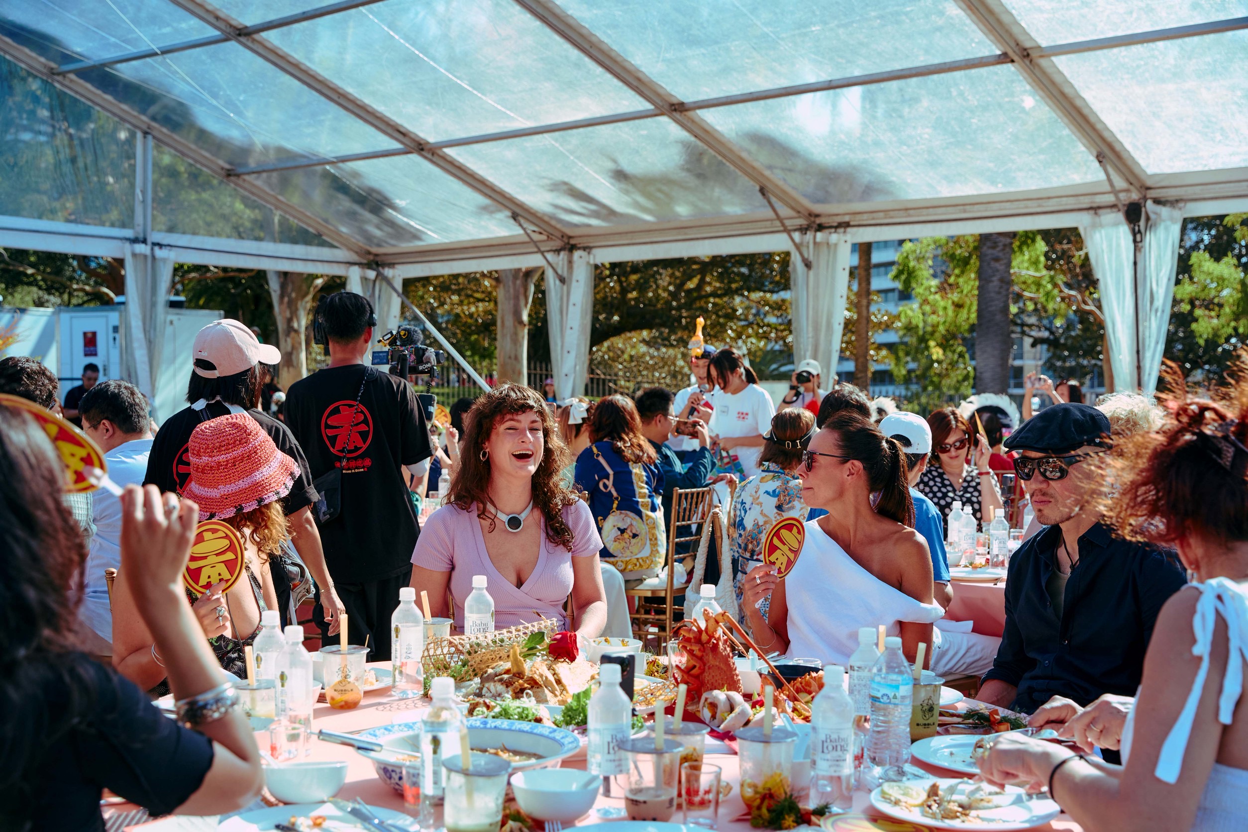 《請世界吃桌》為台灣首檔跨國「辦桌」實境節目，雪梨歌劇院前成功擺桌。（圖／三立提供）