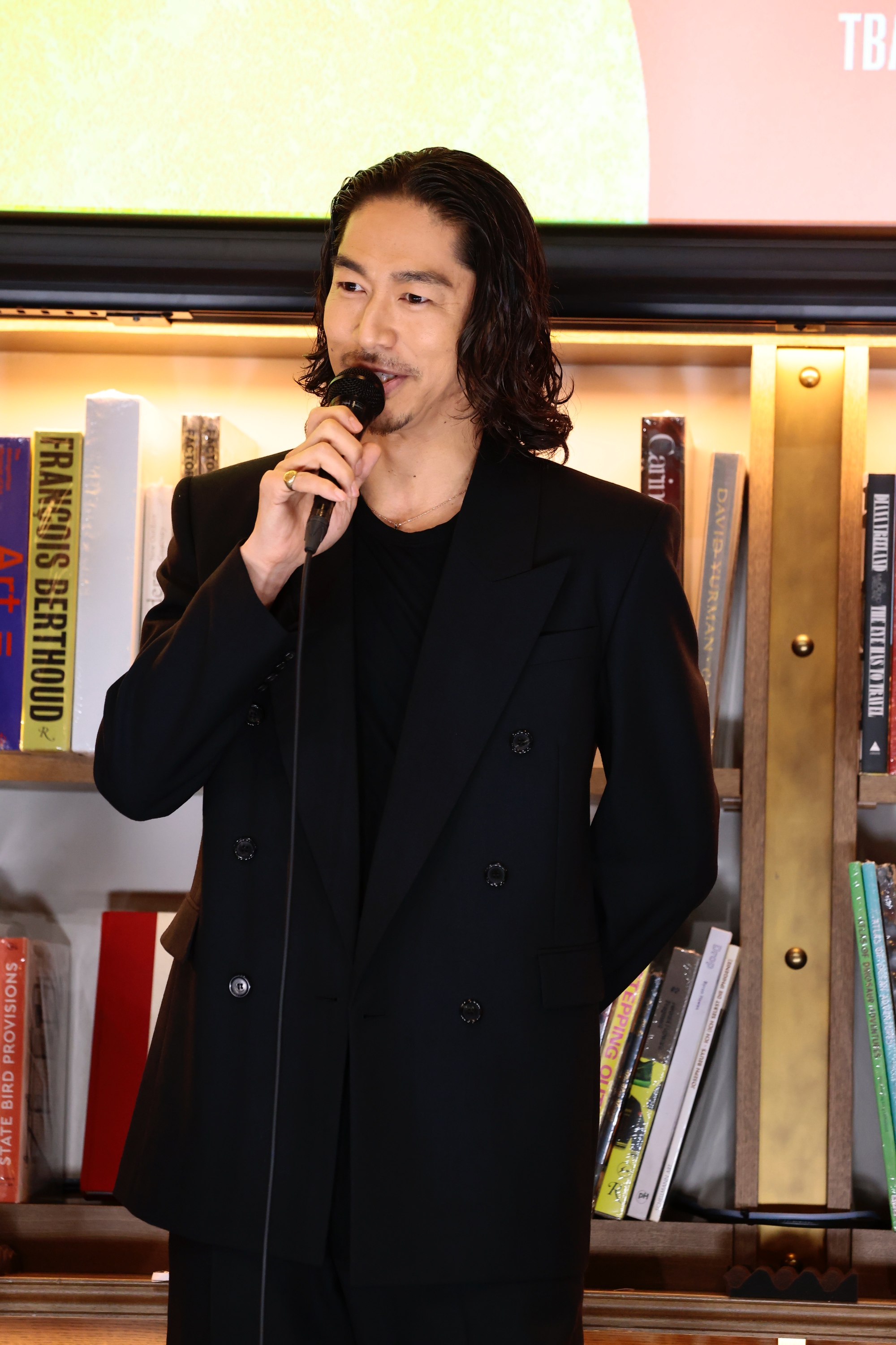 AKIRA演出《HiGH＆LOW》用鹽水洗頭。（圖／LDH 愛夢悅提供）