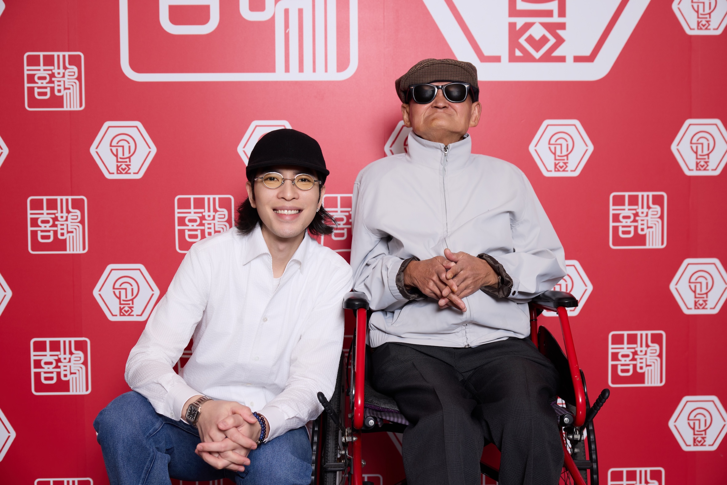 尾牙由蕭敬騰每年堅持邀請的「喜鵲之友」資深歌手李炳輝擔任開場嘉賓。（圖／喜鵲娛樂提供）