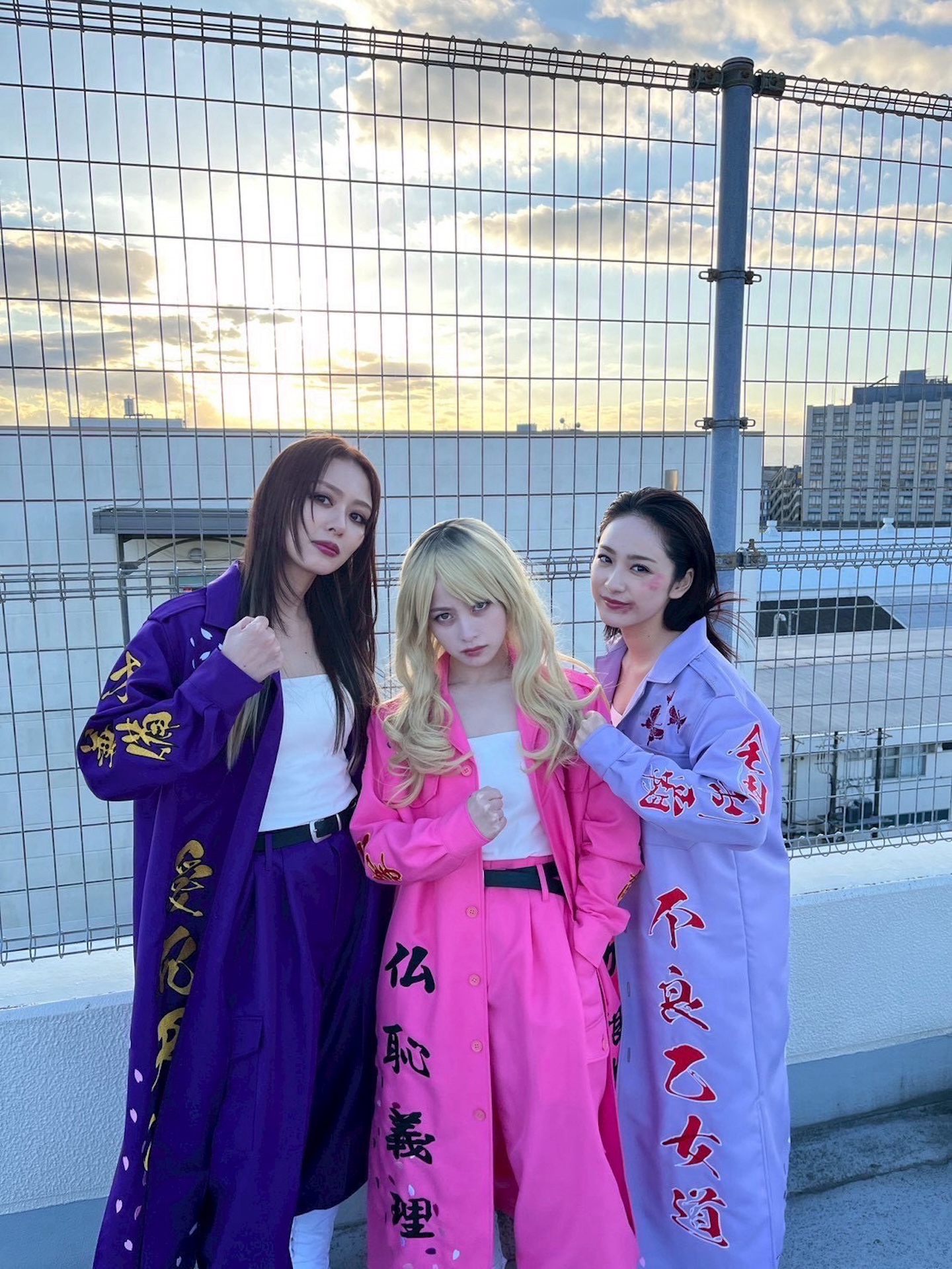 橋本環奈（中）穿上特攻服拍攝。（圖／friDay影音提供）