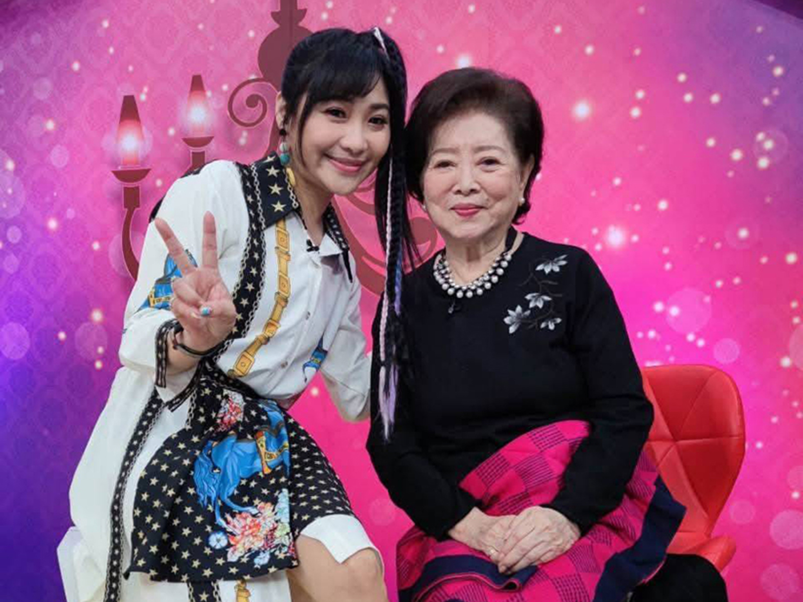 紫君（左）和陳淑芳情同母女。（圖／欣代唱片提供）