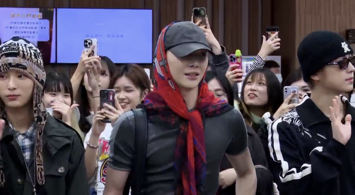 &TEAM台灣成員王奕翔聽到攝影要求比愛心，十分配合。（圖／攝影組）