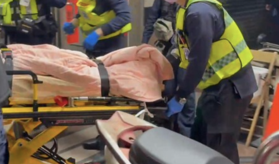 31歲陳母被戒護送醫。（圖／翻攝畫面）