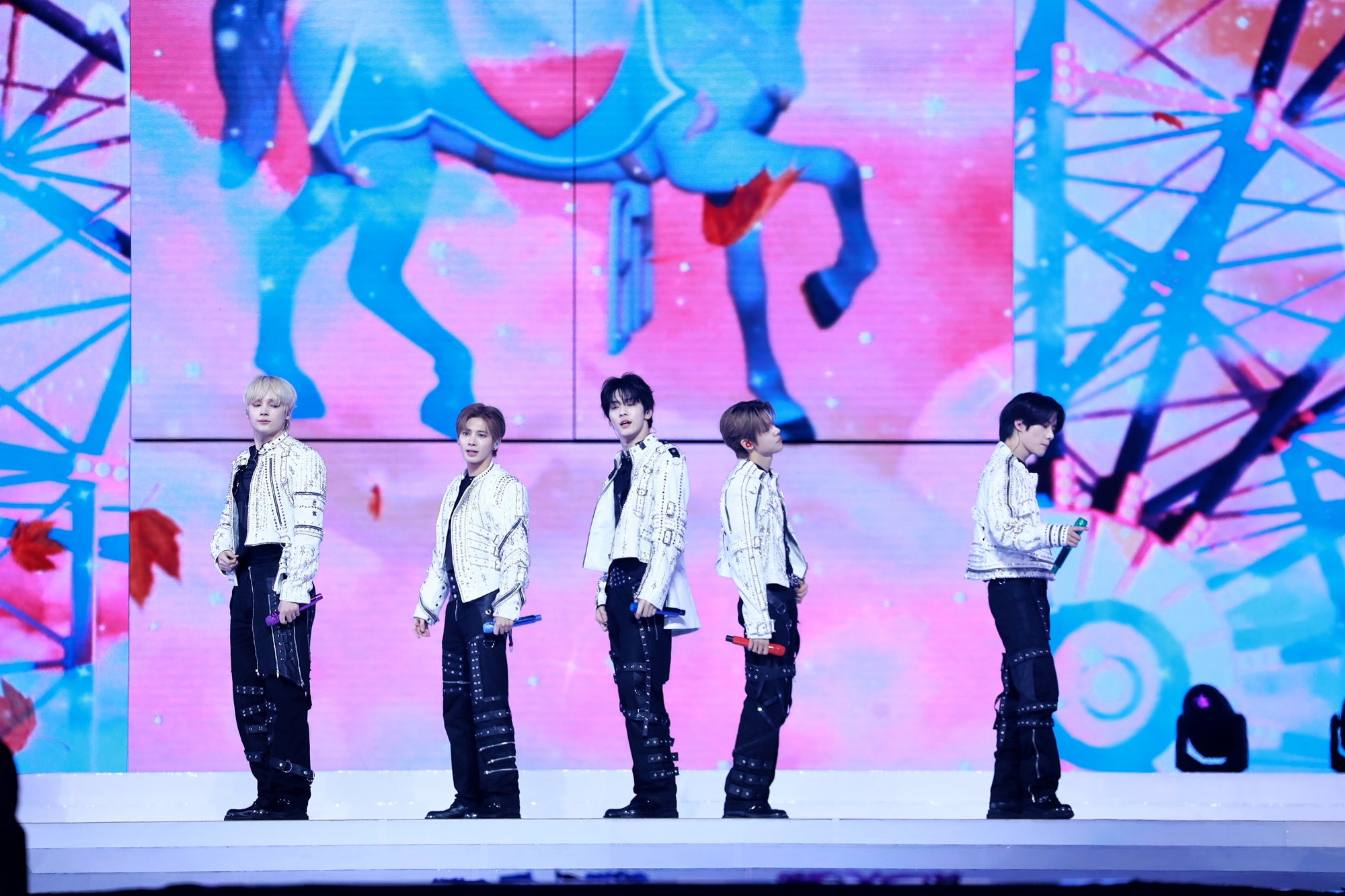 TXT 登上大巨蛋開唱,現場超過2.5萬名粉絲尖叫聲爆棚。(圖/讀者提供)