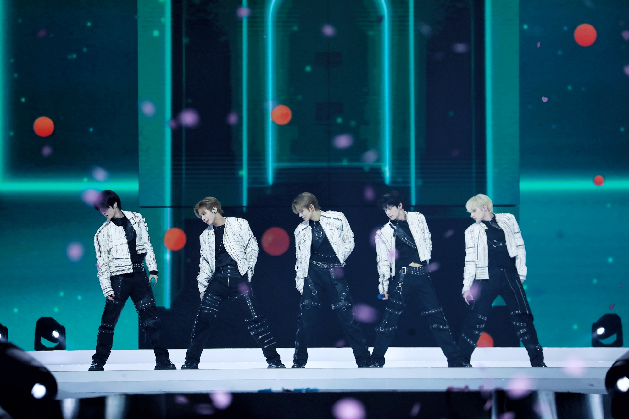 TXT 在大巨蛋開唱,5位成員們都直呼感動。(圖/讀者提供)