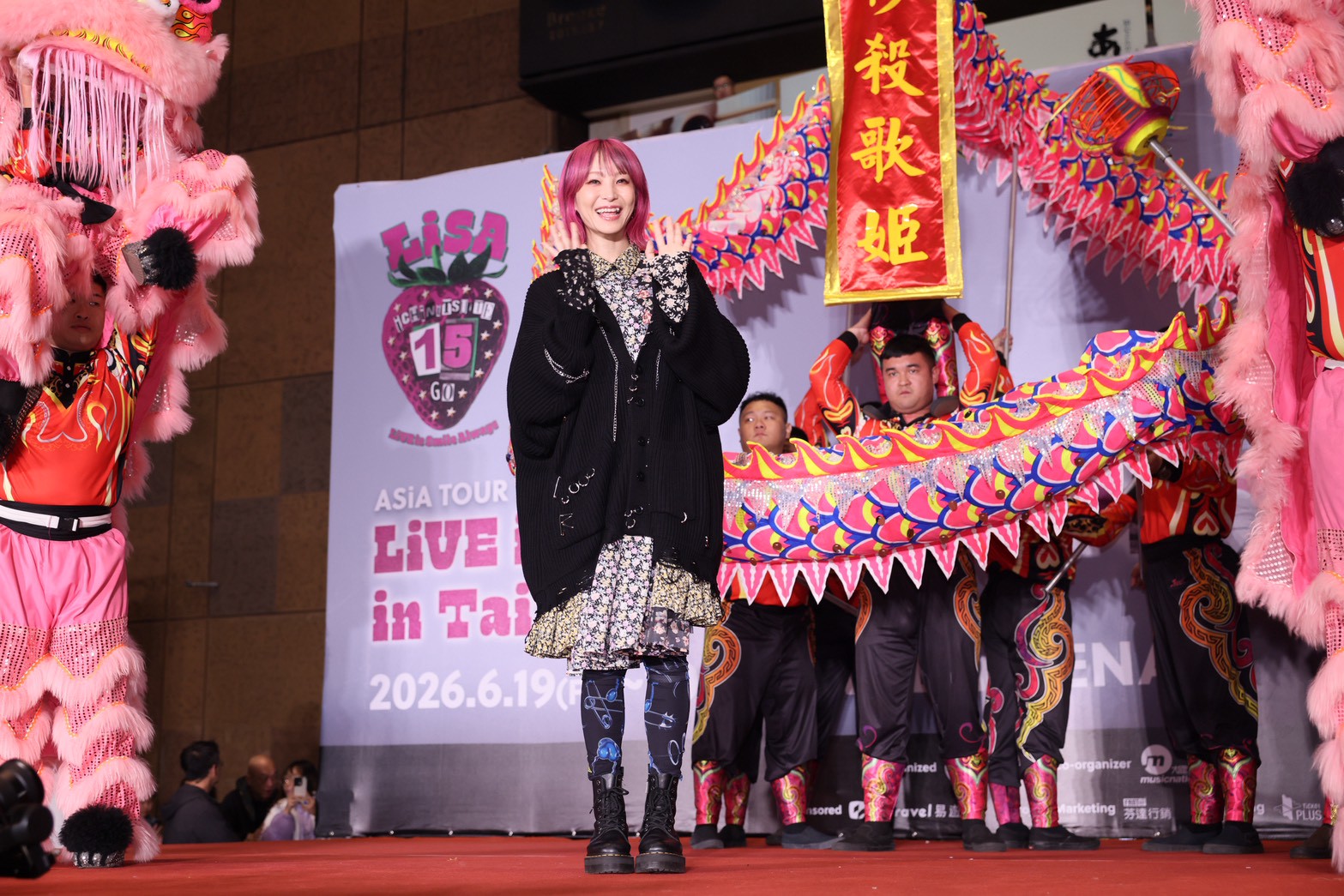 LiSA在北車舉辦粉絲見面會,跟台下近3千名粉絲拜早年。(圖/陳明中攝)