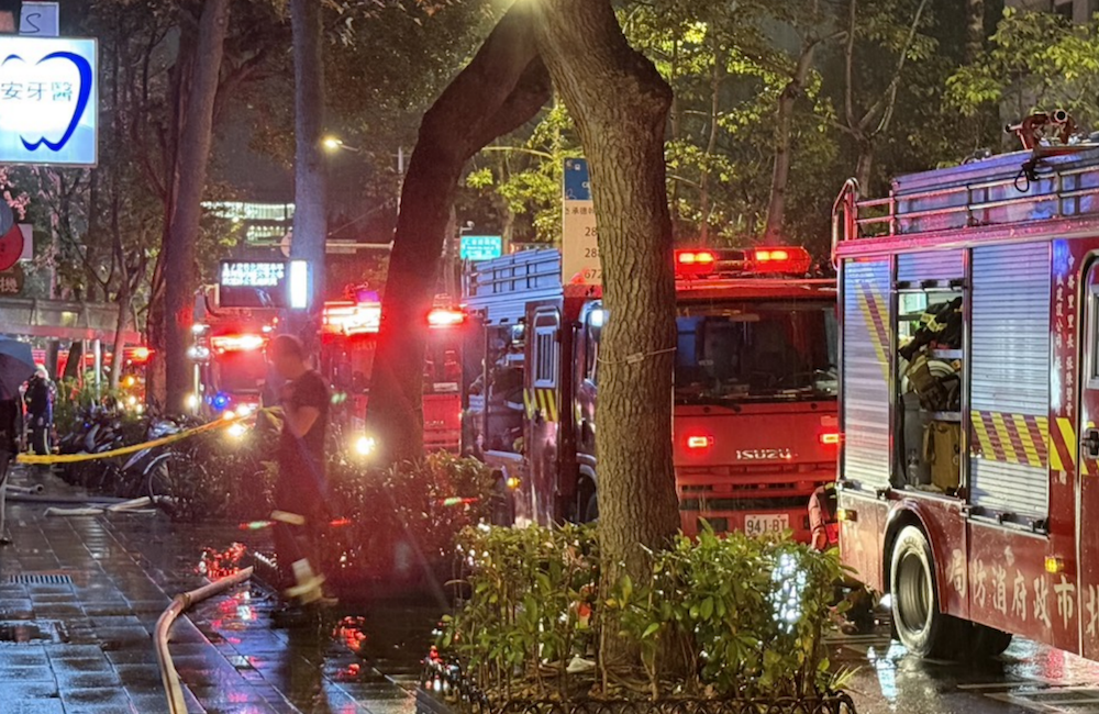 大安區住宅大樓火警。(圖/讀者提供)
