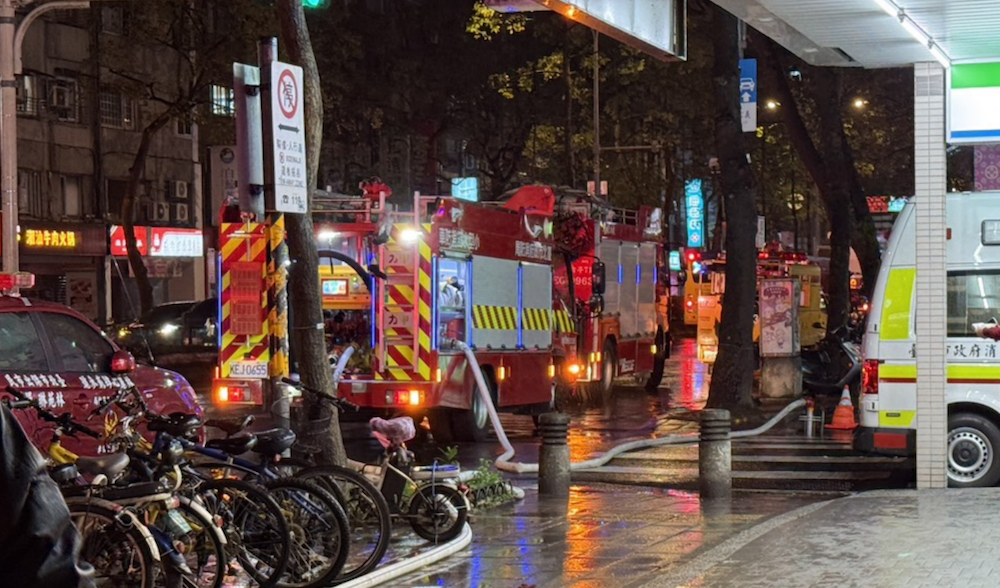 大安區住宅大樓火警。(圖/讀者提供)