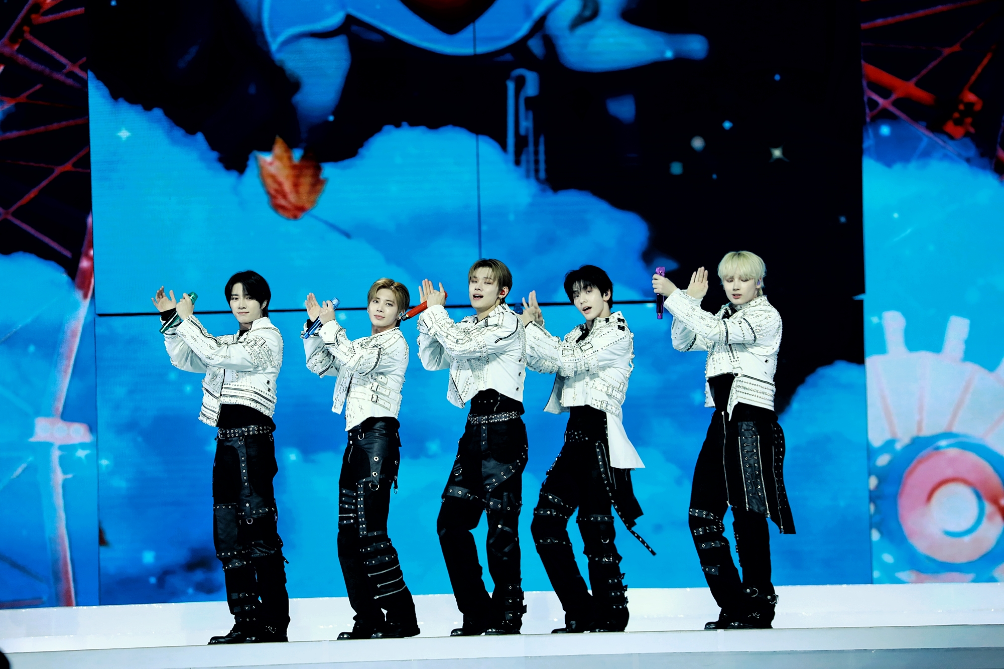 TXT登大巨蛋開唱，現場2.5萬名MOA熱烈應援。（圖／讀者提供）