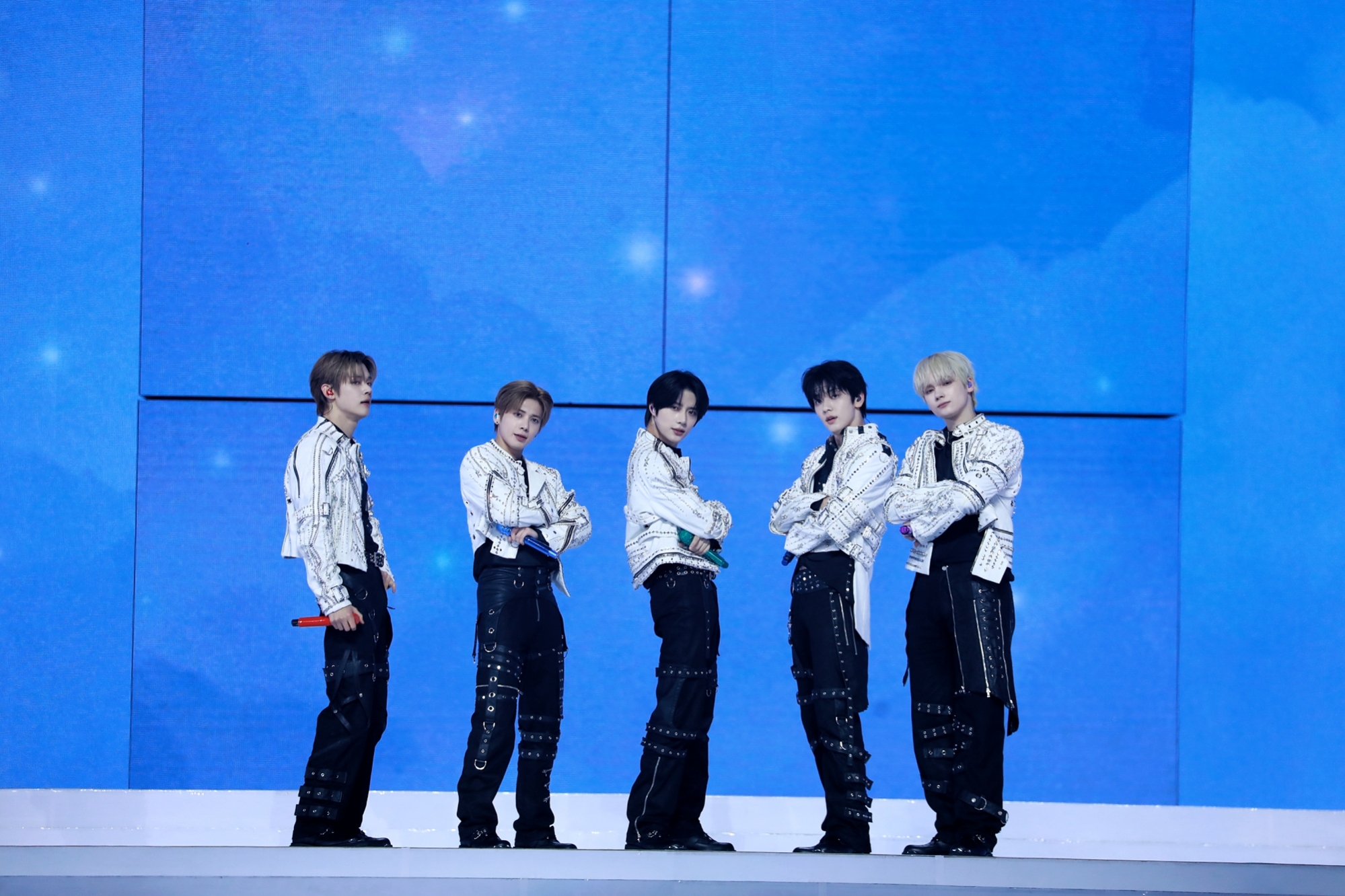 TXT登大巨蛋開唱，現場2.5萬名MOA熱烈應援。（圖／讀者提供）