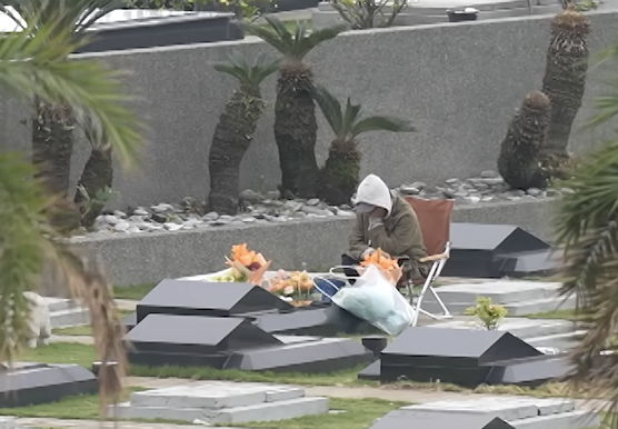 具俊曄雨中守在大S墓前。（圖／翻攝YouTube）