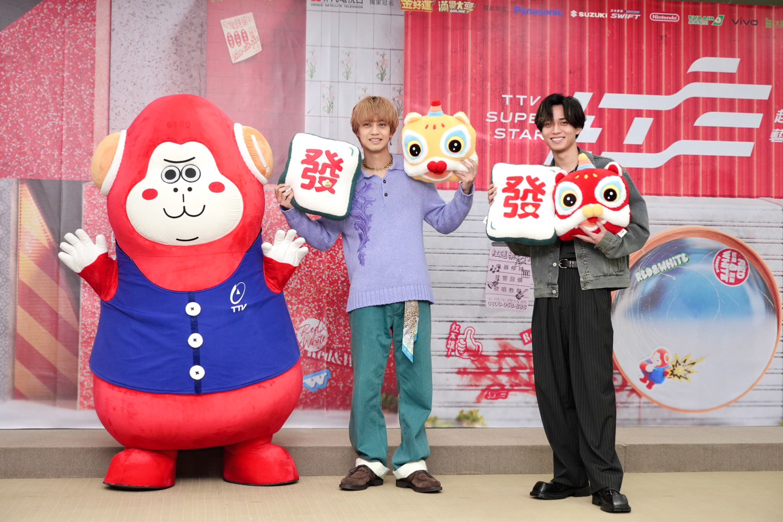 King & Prince出席紅白記者會，開心與「巨猩」人偶互動。（圖／陳明中攝）