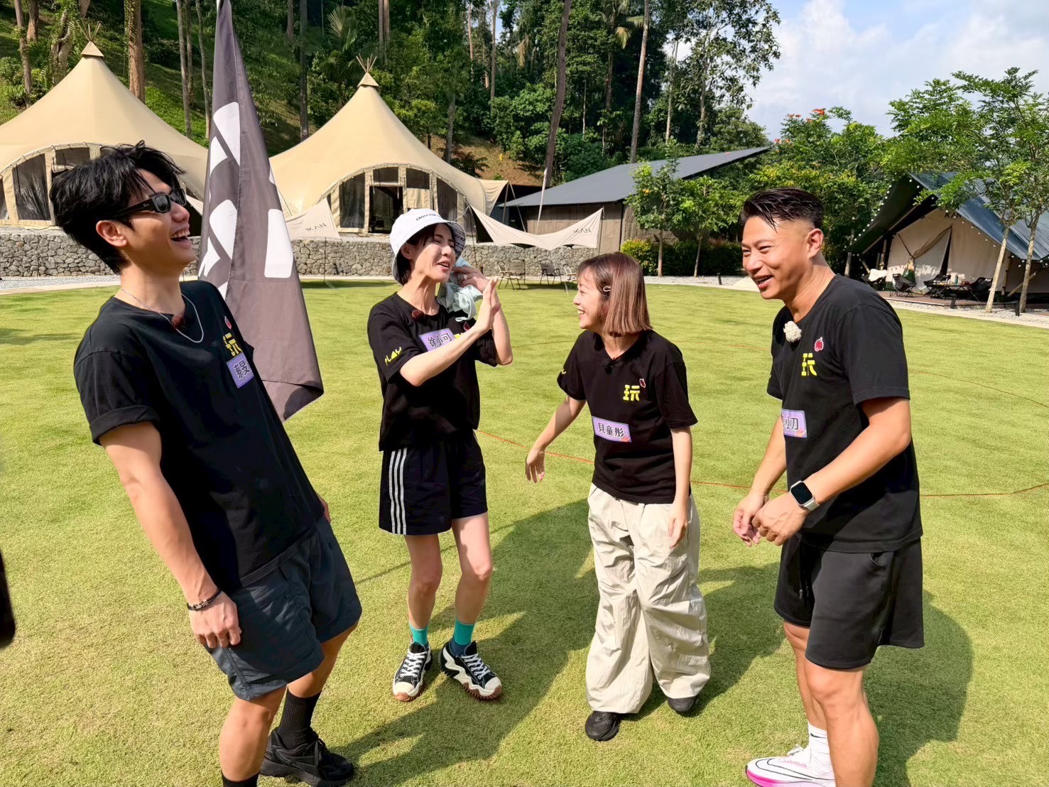 蔡旻佑（左起）、徐小可、貝童彤要被彭小刀笑死。（圖／好看娛樂提供）