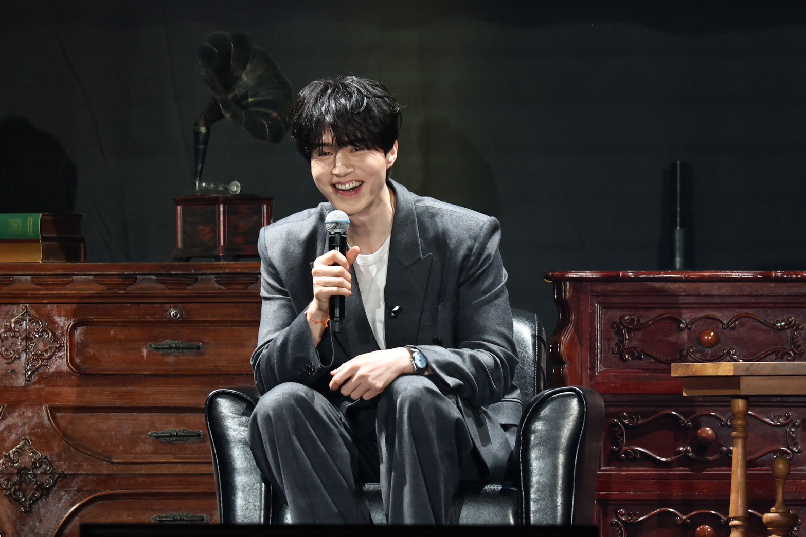 李棟旭模仿最近的「靈動老師」周媛。（圖／攝影組）