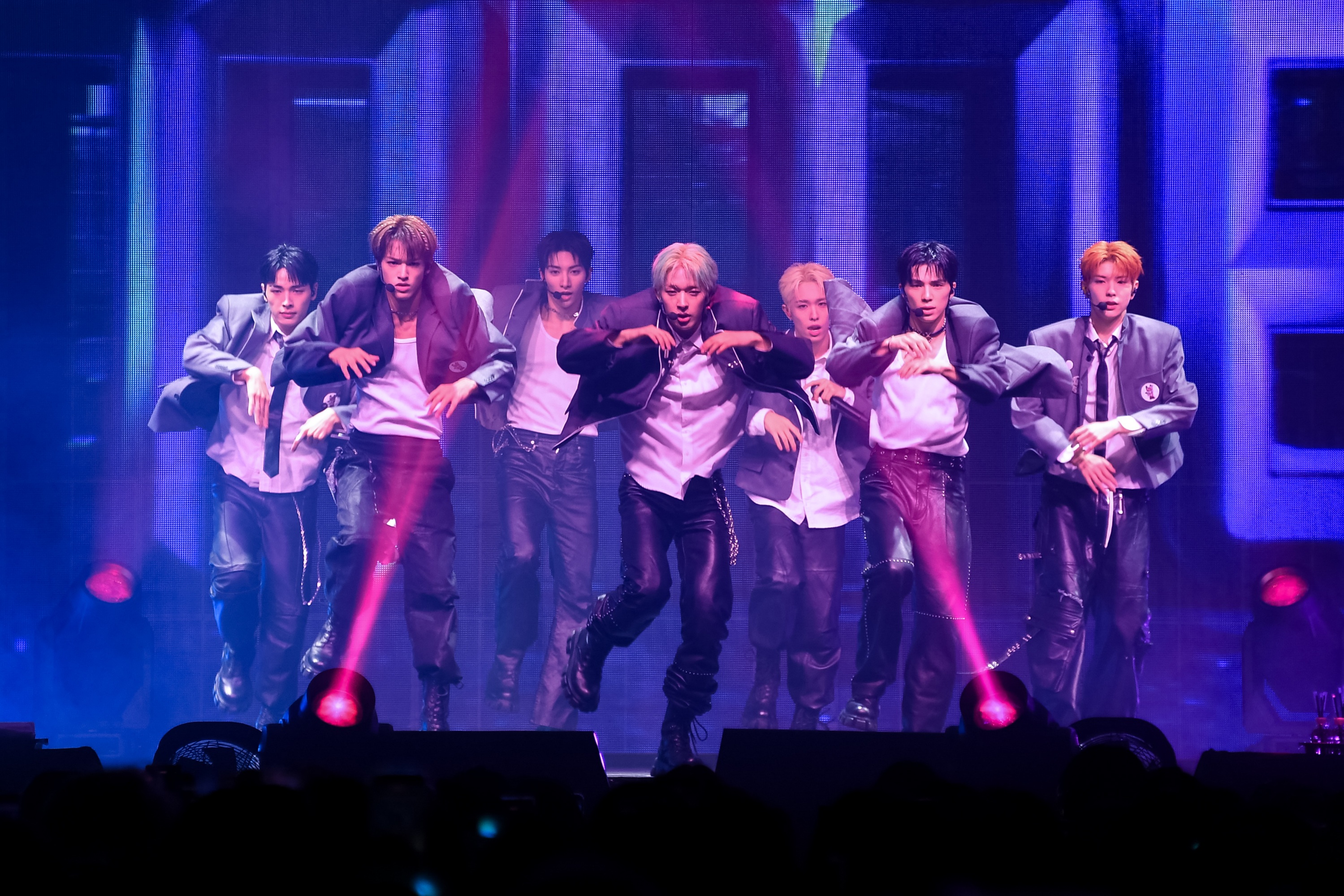 NEXZ登上台大體育館開唱,吸引2000名粉絲支持。(圖/讀者提供)