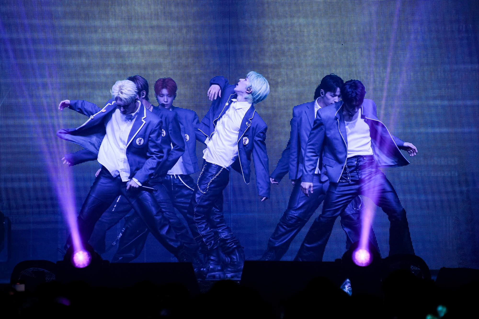 NEXZ登上台大體育館開唱。(圖/讀者提供)