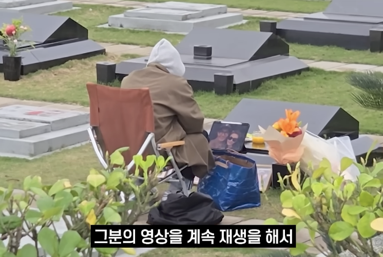 具俊曄雨中守在大S墓前。（圖／翻攝YouTube）