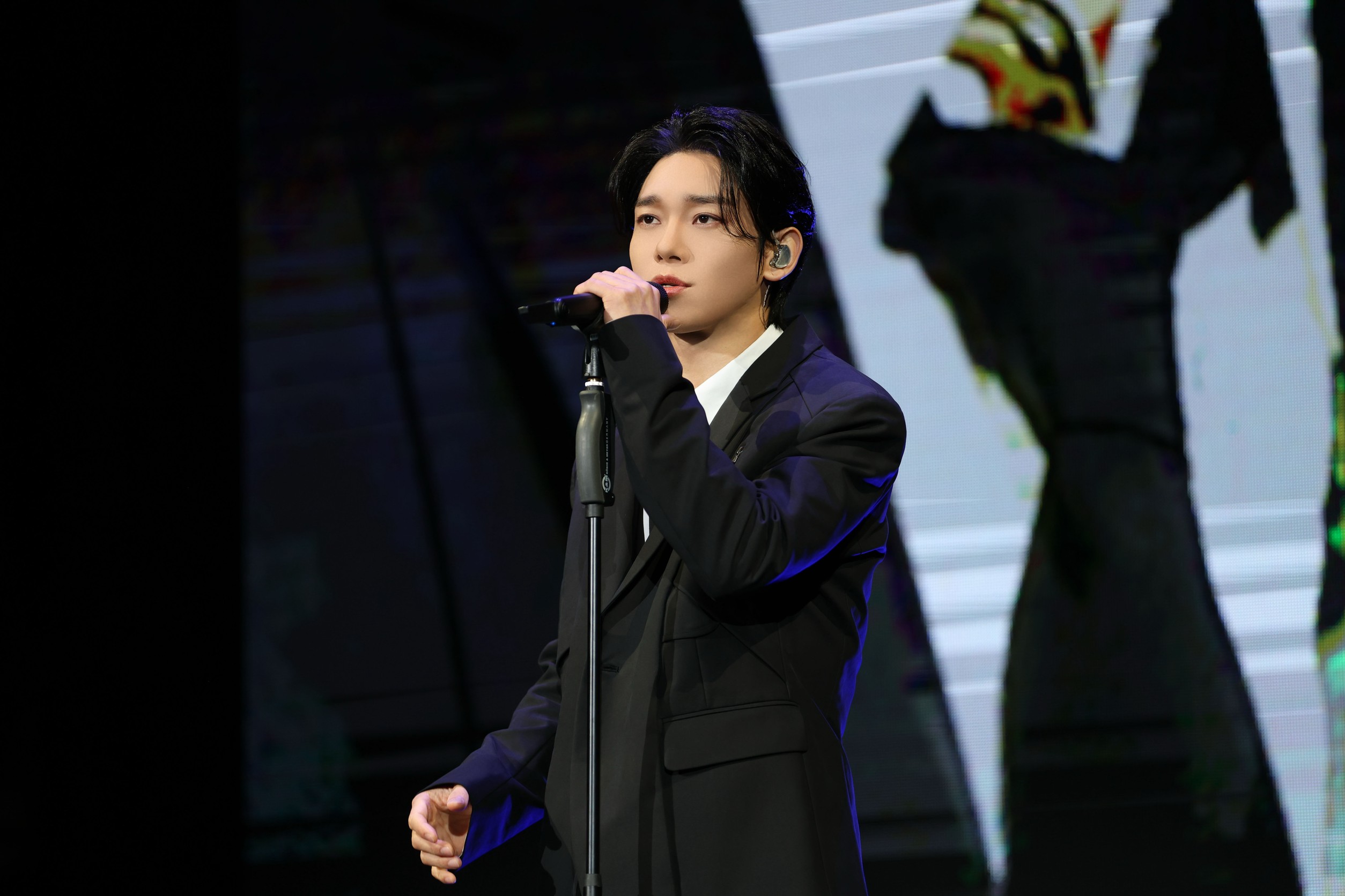 CHEN現場完美發揮唱功實力。（圖／INB100 提供）