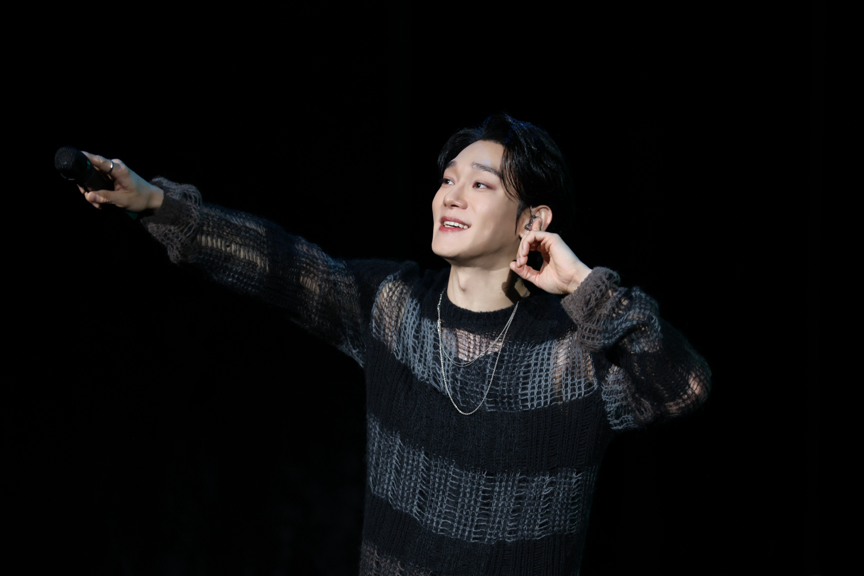 CHEN邀請粉絲一起站起來嗨。（圖／INB100 提供）