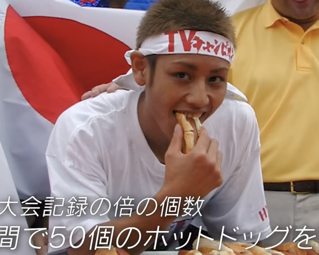 大胃王小林尊「12分鐘吃50根熱狗」。（圖／翻攝YouTube）