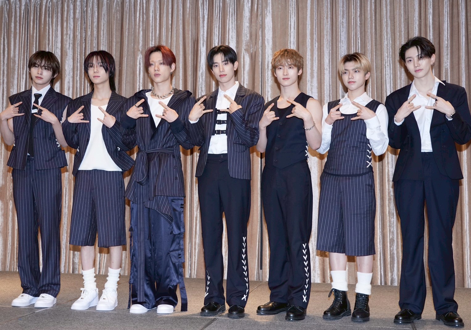 韓團ALL(H)OURS大讚台南美食好吃。（圖／陳明中攝）