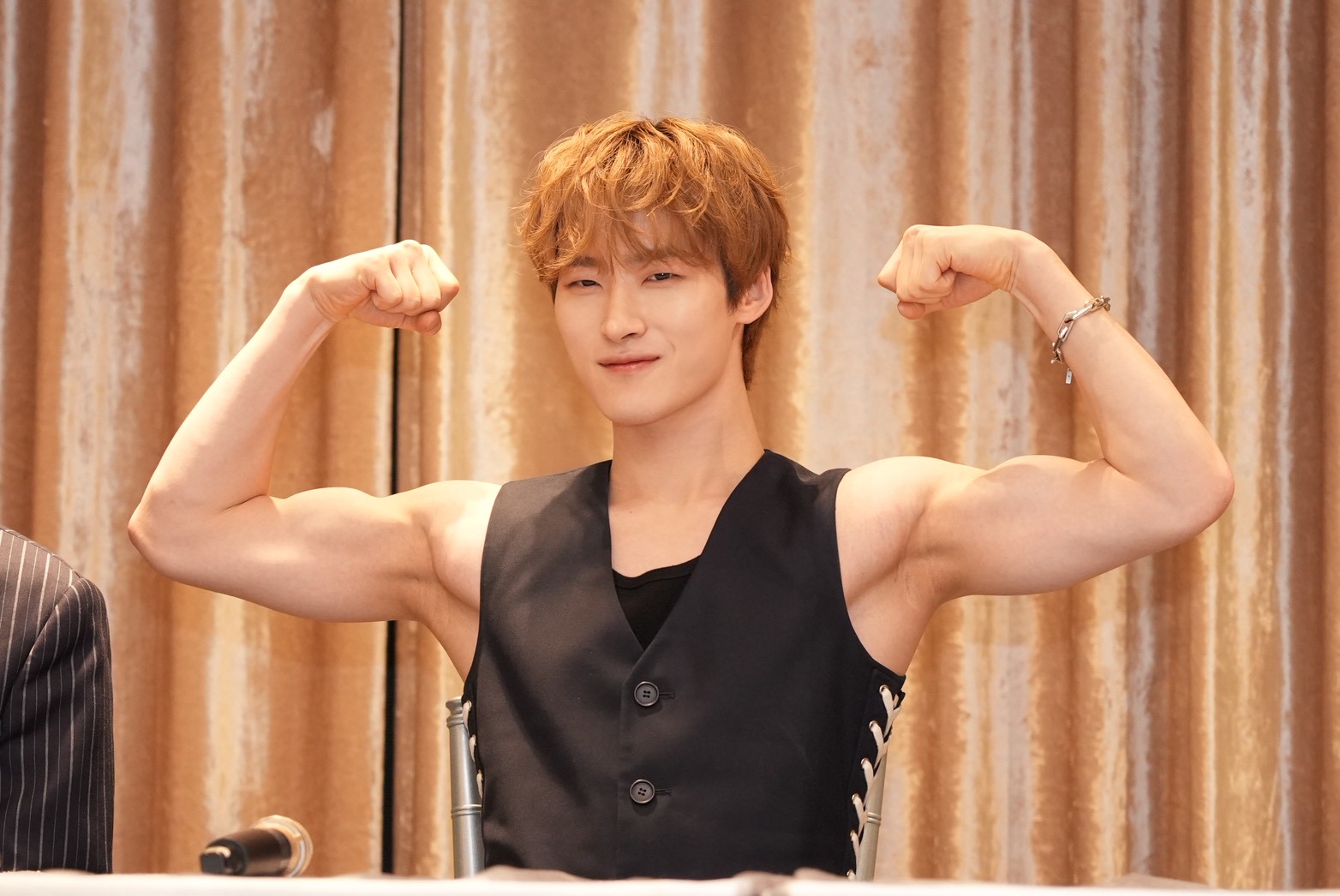 韓團ALL(H)OURS成員YOUMIN表示有健身，有肌肉就不怕冷。（圖／陳明中攝）