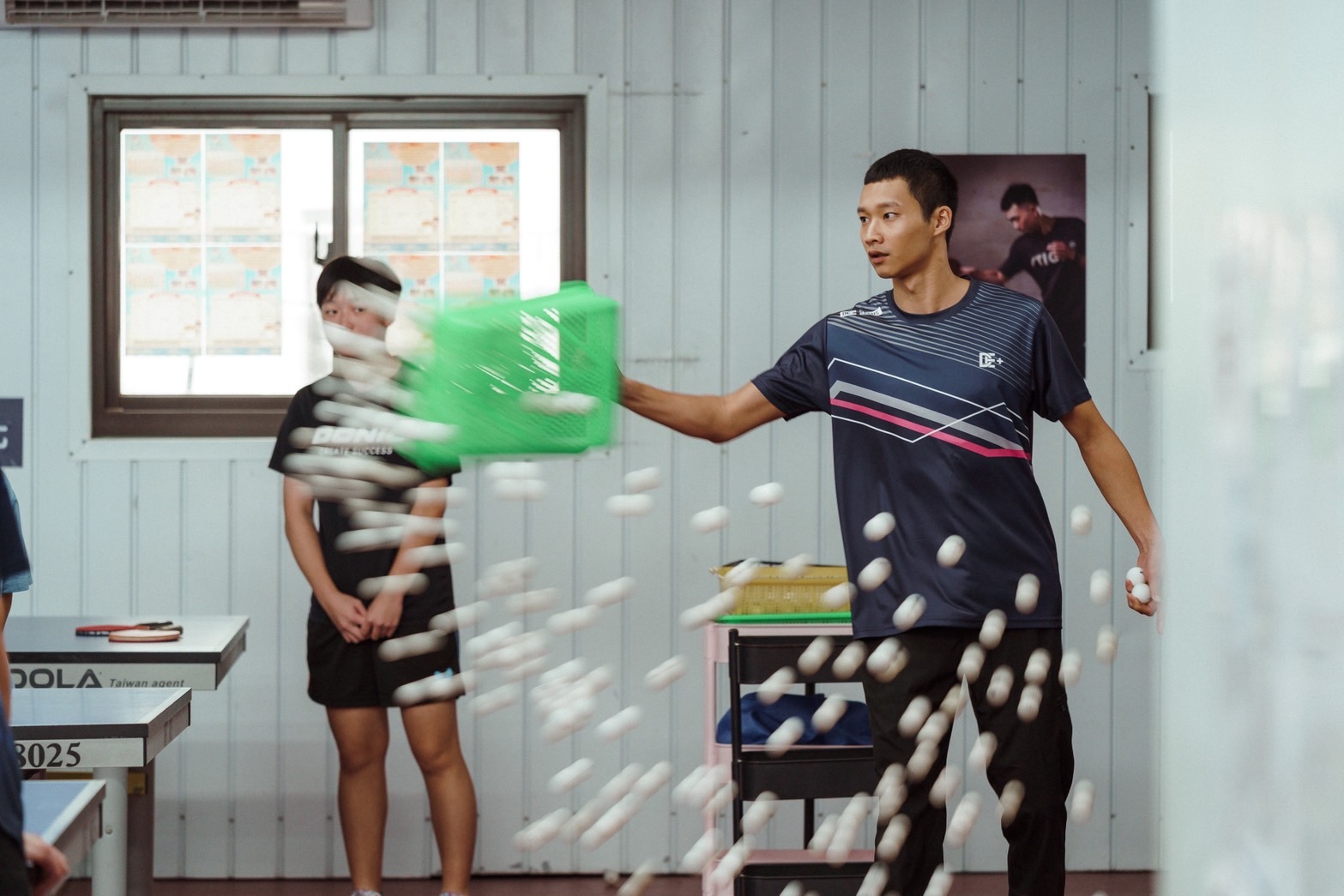 黃冠智在《恨女的逆襲》飾演嚴格的桌球教練。(圖/華映提供)