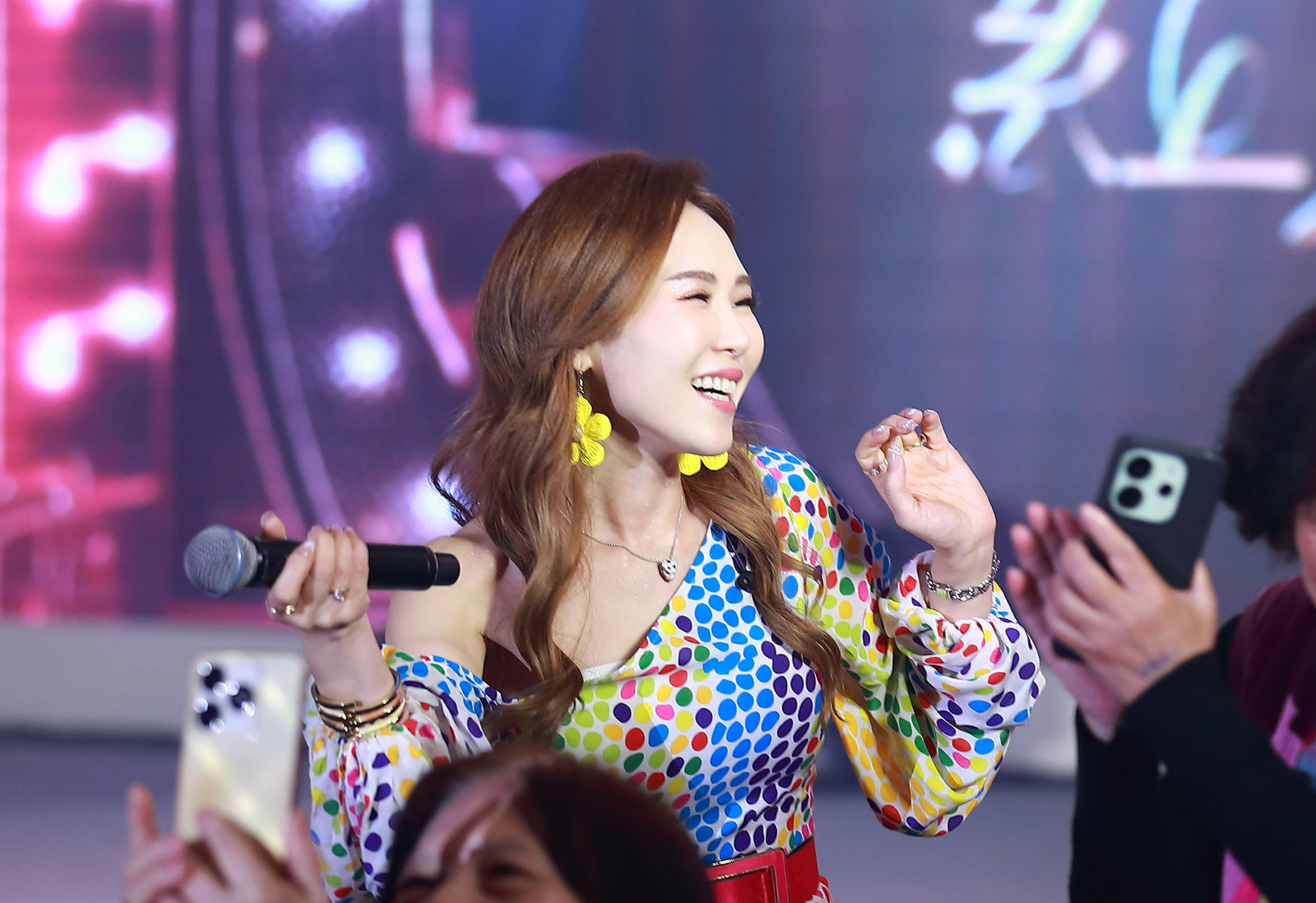 吳申梅站上「穿越紅人Show」5G 沉浸式懷舊演唱會舞台。（圖／喜上梅梢娛樂提供）