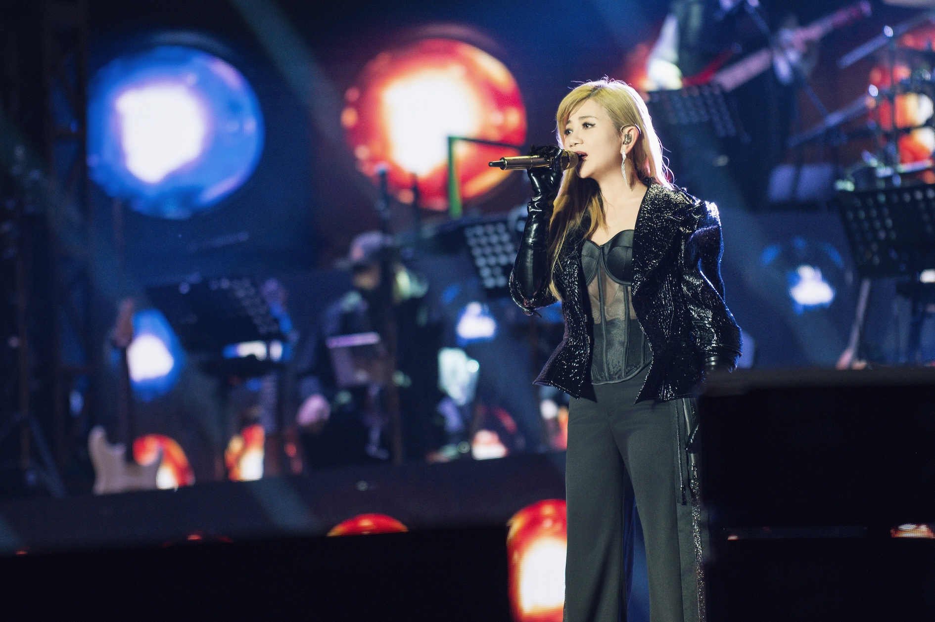 整場演唱會梁靜茹以組曲、搖滾、不插電等不同的音樂呈現方式。（圖／超級圓頂提供）