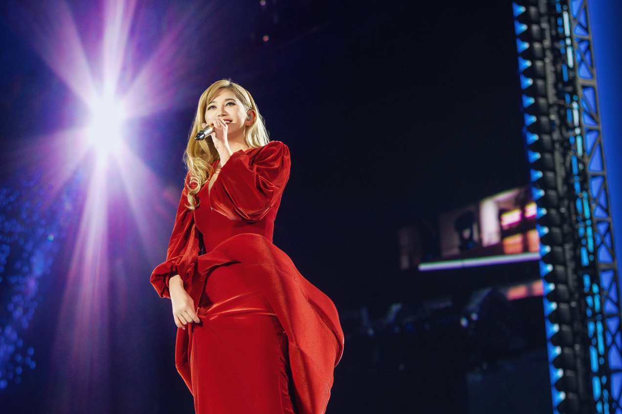 昨晚演唱會一開場，金髮梁靜茹以紅色天鵝絨斗篷晚禮服搭配現身。（圖／超級圓頂提供）